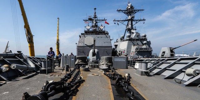 Rantai berat terlihat di kapal USS Carl Vinson di Pelabuhan Tien Sa pada 6 Maret 2018, di Danang, Vietnam. 