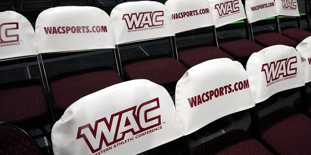 Un logotipo de la Conferencia Atlética Occidental se muestra en la cancha antes del juego del Campeonato del Torneo de Baloncesto de la Conferencia Atlética Occidental en el Orleans Arena el 12 de marzo de 2022 en Las Vegas.