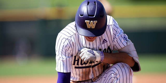 Pemain luar Washington Huskies AJ Guerrero menunggu di base pertama selama pertandingan turnamen bisbol PAC-12 melawan UCLA Bruins 26 Mei 2022, di Stadion Scottsdale di Scottsdale, Ariz.