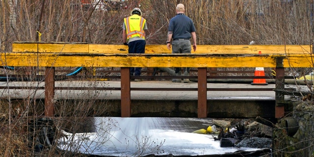 Les travailleurs de HEPACO, une entreprise de services environnementaux et d'urgence, observent un ruisseau à East Palestine, Ohio, le jeudi 9 février 2023, alors que le nettoyage se poursuit après le déraillement d'un train de marchandises Norfolk Southern vendredi. 