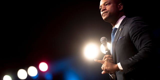 FILE: Kandidat Gubernur dari Partai Demokrat Wes Moore berbicara kepada jemaat saat menghadiri kebaktian gereja di Gereja Baptis Mt. Ennon pada 6 November 2022 di Clinton, Maryland.
