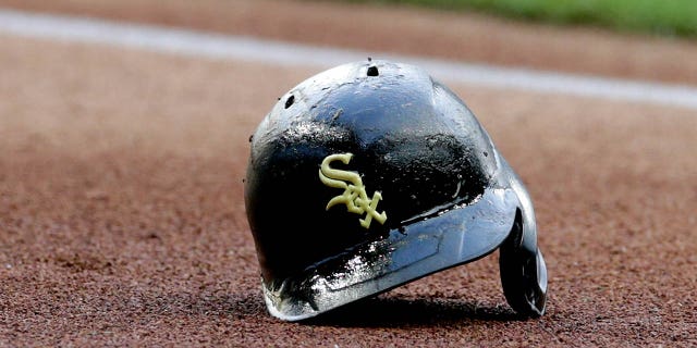 El casco de José Abreu #79 de los Medias Blancas de Chicago contra los Cerveceros de Milwaukee en el American Family Field el 25 de julio de 2021 en Milwaukee.  Los Medias Blancas vencieron a los Cerveceros 3-1.