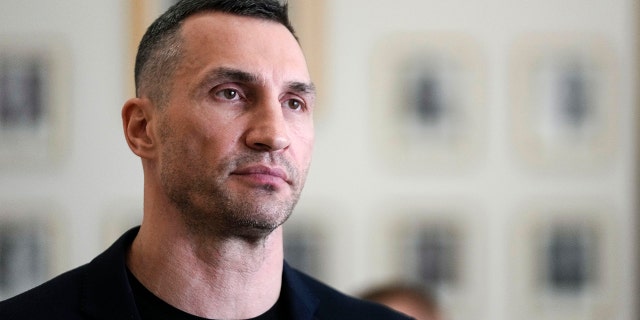 El ex campeón mundial de boxeo de peso pesado Wladimir Klitschko se va después de una reunión con el ministro alemán de Economía y Clima, Robert Habeck, en Berlín, el 31 de marzo de 2022.