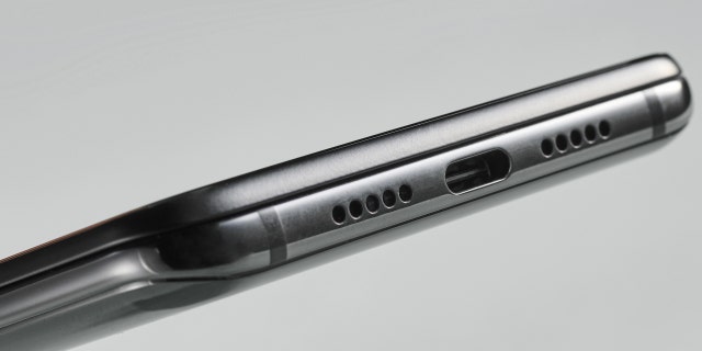 Detail port USB-C pada smartphone Xiaomi Mi Mix 3 5G, diambil pada 22 Juli 2019.