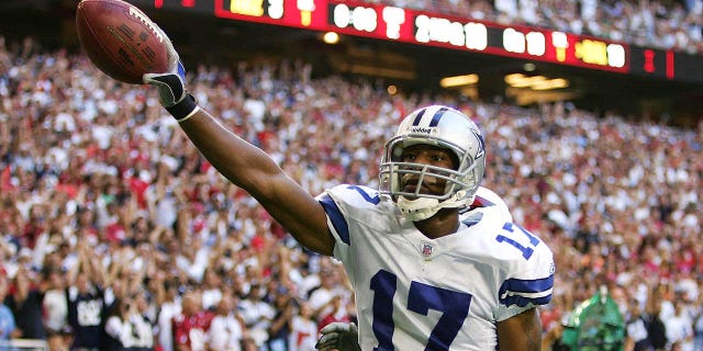 Sam Hurd de los Dallas Cowboys celebra después de anotar un touchdown en la primera mitad de un partido contra los Arizona Cardinals en el estadio de la Universidad de Phoenix en Glendale, Arizona, el 12 de noviembre de 2006.