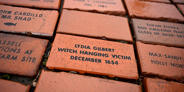 En esta foto del martes 24 de enero de 2023, se coloca un ladrillo en memoria de Lydia Gilbert en una instalación de Heritage Bricks en Windsor, Connecticut. Gilberto.