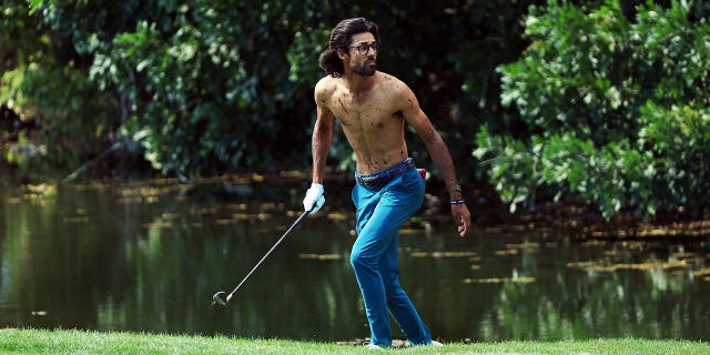 Akshay Bhatia mira después de pegar su segundo golpe en el sexto hoyo del agua durante la tercera ronda del Honda Classic en el PGA National Resort &;  Spa el 25 de febrero de 2023 en Palm Beach Gardens, Florida. 