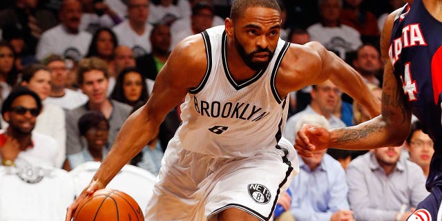 Alan Anderson #6 de los Brooklyn Nets en acción contra los Atlanta Hawks en el Juego 6 de la Primera Ronda de los Playoffs de la NBA de 2015 en el Barclays Center el 1 de mayo de 2015 en el distrito de Brooklyn de la ciudad de Nueva York.  Los Hawks vencieron a los Nets 111-87 para ganar la serie al mejor de siete 4-2.