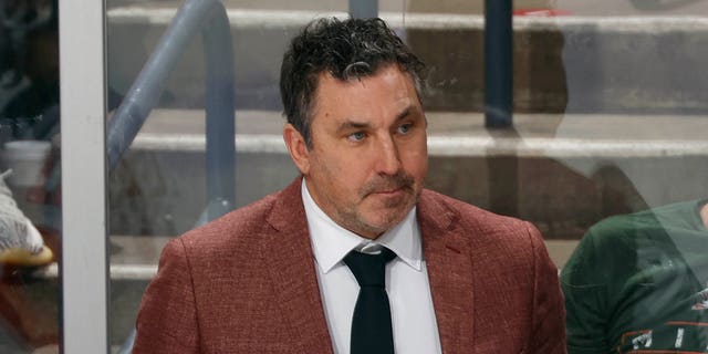 El entrenador asistente de los New Jersey Devils, Andrew Brunette, asiste a la acción del tercer período contra los Florida Panthers en FLA Live Arena el 21 de diciembre de 2022 en Sunrise, Florida. 