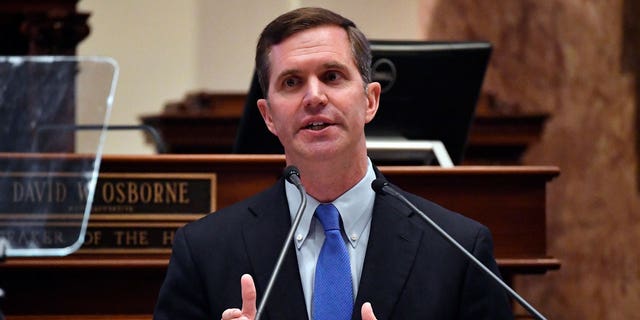 Le gouverneur démocrate du Kentucky, Andy Beshear, s'opposerait probablement aux mesures visant à accorder un refus parental contre le contenu obscène dans l'enseignement public.
