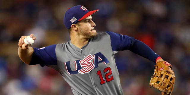 Nolan Arenado del Team USA lanza durante el Juego 3 de la Ronda de Campeonato del Clásico Mundial de Béisbol 2017 contra el Team Puerto Rico el 22 de marzo de 2017 en el Dodger Stadium de Los Ángeles.