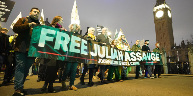 Partidarios de Julian Assange participan en el "Carnaval Nocturno" en Londres para exigir la liberación del fundador de WikiLeaks 5 Activistas que presionan por la liberación del fundador de WikiLeaks, Julian Assange, participan en una manifestación.