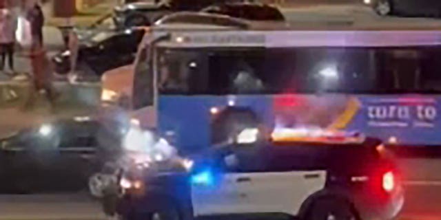 Le département de police d'Austin a réagi aux courses de rue qui se sont transformées en émeute. 
