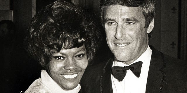 Burt Bacharach remembered by Dionne Warwick and Hollywood: It's 'like losing a family member' 2 Dionne Warwick said Burt Bacharach's death was like "losing a family member."