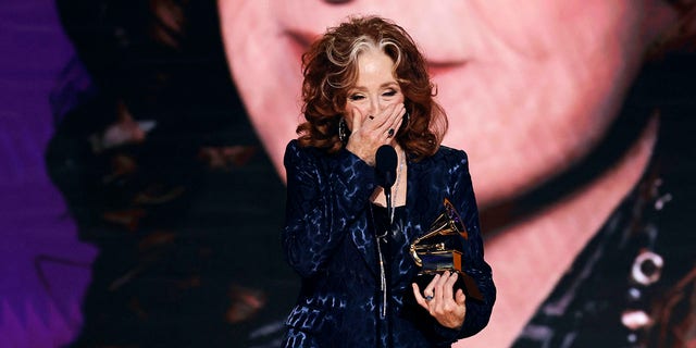 Bonnie Raitt reçoit le prix de la chanson de l'année pour "Juste comme ça" pendant les Grammys. 