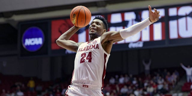 Brandon Miller de Crimson Tide vuela hacia la canasta para una volcada contra los Florida Gators en Coleman Coliseum el 8 de febrero de 2023 en Tuscaloosa, Alabama.