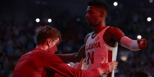 Brandon Miller #24 de Alabama Crimson Tide es cacheado por un compañero de equipo durante las presentaciones de los jugadores antes de enfrentarse a los Kentucky Wildcats en Coleman Coliseum el 7 de enero de 2023 en Tuscaloosa, Alabama.