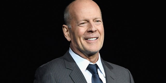 Diagnosis FTD Bruce Willis datang hampir setahun setelah pengumuman bahwa Willis akan berhenti dari dunia akting karena diagnosis afasia, gangguan bahasa yang memengaruhi kemampuan berbicara, membaca, dan menulis.