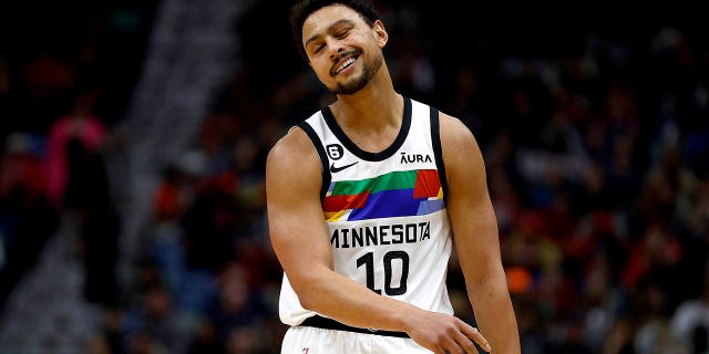 Bryn Forbes #10 de los Minnesota Timberwolves reacciona a una llamada durante el segundo cuarto de un partido de la NBA contra los New Orleans Pelicans en el Smoothie King Center el 28 de diciembre de 2022 en Nueva Orleans, Luisiana.