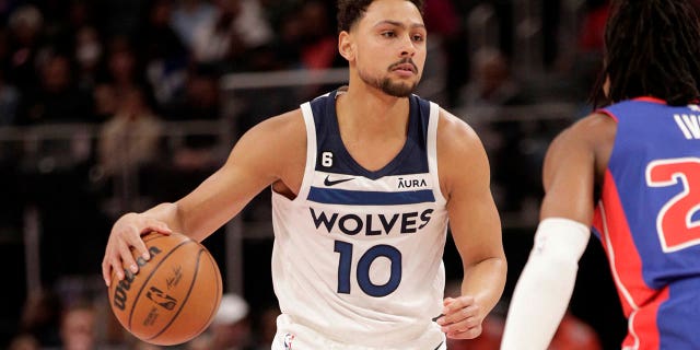 Bryn Forbes #10 de los Minnesota Timberwolves regatea el balón durante el partido contra los Detroit Pistons el 11 de enero de 2023 en el Little Caesars Arena de Detroit, Michigan.