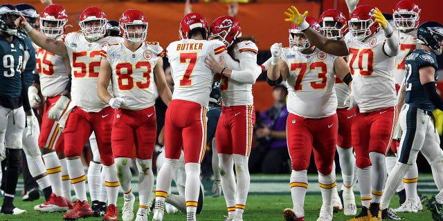 Harrison Butker #7 de los Kansas City Chiefs celebra después de patear el gol de campo en el último cuarto contra los Philadelphia Eagles en el Super Bowl LVII en el State Farm Stadium el 12 de febrero de 2023 en Glendale, Arizona. 