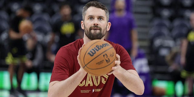 El alero de los Cleveland Cavaliers, Kevin Love, calienta antes del partido contra el Jazz en Vivint Arena en Salt Lake City el 10 de enero de 2023.
