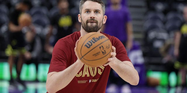 El alero de los Cleveland Cavaliers, Kevin Love, calienta antes del partido contra el Jazz en Vivint Arena en Salt Lake City el 10 de enero de 2023.