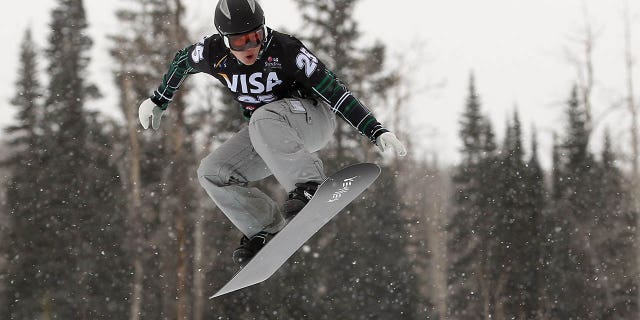 Callan Chythlook-Sifsof, de los Estados Unidos, recorre el curso cuando terminó sexta en la clasificación de cross de snowboard femenino en la Copa del Mundo FIS de LG Snowboard el 15 de diciembre de 2010, en Telluride, Colorado. 