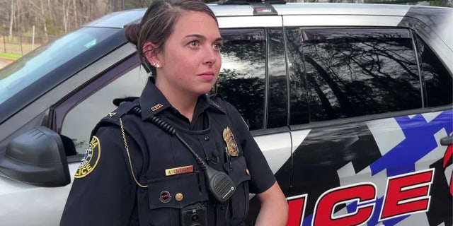 L'officier Alexis Callaway est un officier de ressources pendant la journée, mais patrouille dans les rues de Senoia lorsque l'école se termine.