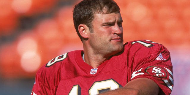 El mariscal de campo de los 49ers, Giovanni Carmazzi, se calienta antes del partido de los Denver Broncos en el 3Com Park de San Francisco el 25 de agosto de 2000.