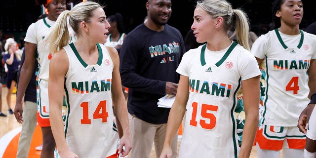 Haley Cavinder (14) dan Hanna Cavinder (15) dari Miami Hurricanes berbicara di lapangan setelah mengalahkan Clemson Tigers di Watsco Center 16 Februari 2023, di Coral Gables, Florida.