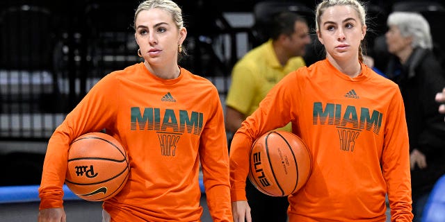 Haley Cavinder, izquierda, y Hanna Cavinder de los Miami Hurricanes calientan antes de un partido contra los Pittsburgh Panthers en el Petersen Events Center el 1 de enero de 2023 en Pittsburgh. 