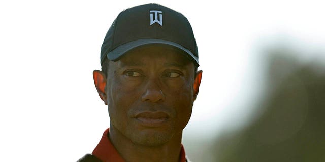 Tiger Woods se prepara para entregar el trofeo al español John Rahm después de ganar el Genesis Invitational en el Riviera Country Club, el 19 de febrero de 2023, en Pacific Palisades, California.