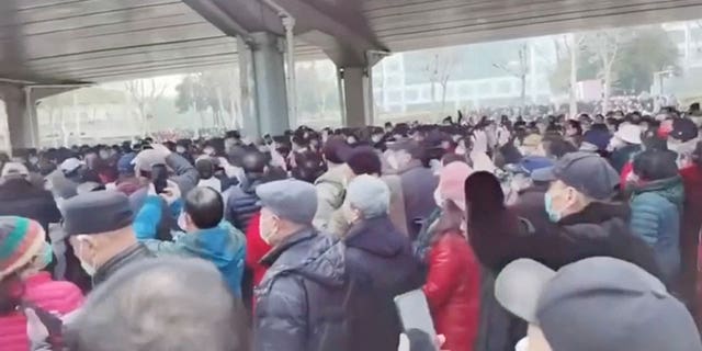 Demonstran berkumpul di luar taman Zhongshan untuk memprotes perubahan tunjangan medis di Wuhan, China, pada 15 Februari 2023