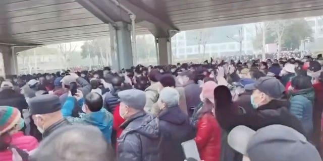 Jubilados chinos protestan en las calles contra los recortes del seguro médico 4 Los manifestantes se reúnen frente al Parque Zhongshan para protestar por los cambios en los beneficios médicos en Wuhan, China, el 15 de febrero de 2023.