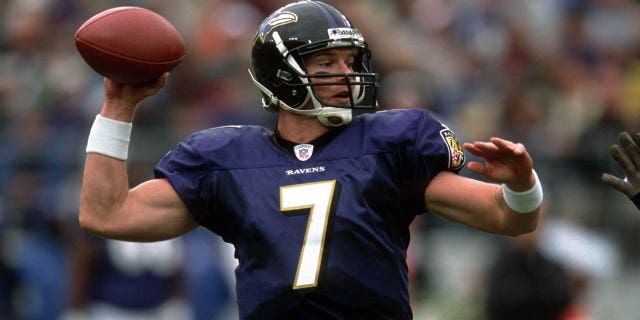 El mariscal de campo de los Ravens, Chris Redman, pasa contra los Jacksonville Jaguars en el Ravens Stadium el 20 de octubre de 2002 en Baltimore.