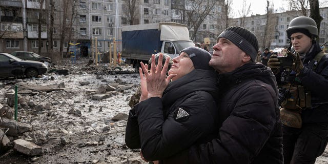 La Organización Mundial de la Salud pide más fondos para apoyar al sector de la salud en una Ucrania devastada por la guerra 4 Una mujer reacciona ante el rescate de su hermano después de que un edificio de apartamentos resultara gravemente dañado por un ataque con misiles en Ucrania el 15 de febrero de 2023.
