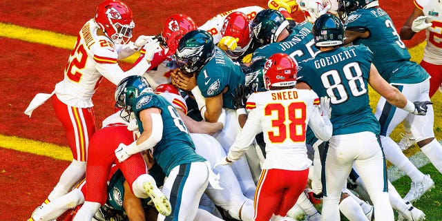 El mariscal de campo de los Philadelphia Eagles, Jalen Hurts (1), desliza el balón hacia la zona de anotación para un touchdown durante el Super Bowl LVII entre los Philadelphia Eagles y los Kansas City Chiefs el domingo 12 de febrero de 2023 en el State Farm Stadium en Glendale, AZ. 