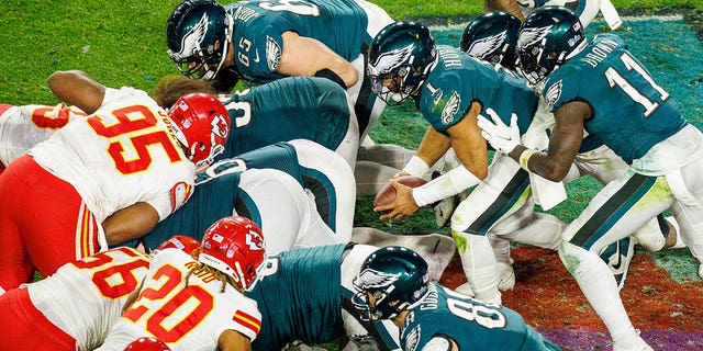 Philadelphia Eagles oyun kurucusu Jalen Hurts (1), 12 Şubat 2023 Pazar günü Glendale, AZ'de Philadelphia Eagles ve Kansas City Chiefs arasındaki Super Bowl LVII sırasında oyun kurucu gizlice koşuyor.