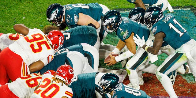 El mariscal de campo de los Philadelphia Eagles, Jalen Hurts (1), dirige a un mariscal de campo durante el Super Bowl LVII entre los Philadelphia Eagles y los Kansas City Chiefs el domingo 12 de febrero de 2023 en el State Farm Stadium en Glendale, AZ. 