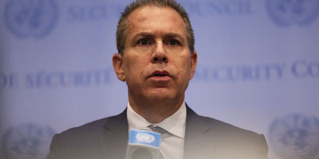 Embajador de Israel ante Naciones Unidas llama a boicotear el "evento antisemita" en el organismo internacional 4 Gilad Erdan habla con la prensa después de la reunión de votación de seguridad de la ONU