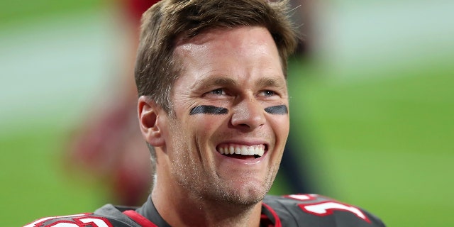 Tom Brady, #12, de los Buccaneers, sonríe antes del partido de temporada regular entre Los Angeles Rams y Tampa Bay Buccaneers el 23 de noviembre de 2020 en el Estadio Raymond James en Tampa, Florida.