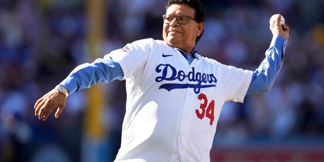 La ex estrella de los Dodgers de Los Ángeles, Fernando Valenzuela, lanza el primer lanzamiento ceremonial durante el Juego de Estrellas en el Dodger Stadium de Los Ángeles el 19 de julio de 2022.