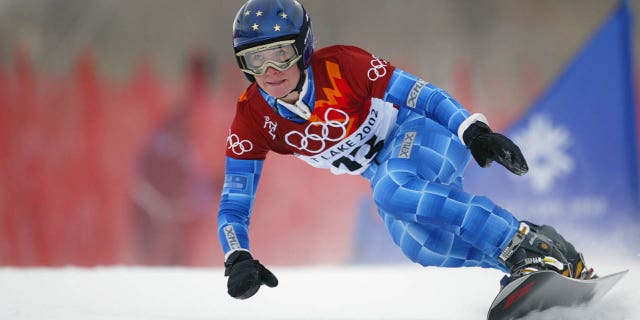 Rosey Fletcher dari AS bersaing dalam kualifikasi snowboard slalom raksasa paralel putri di Park City Mountain Resort selama Pertandingan Olimpiade Musim Dingin Salt Lake City di Utah.