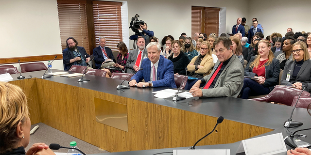 Senator Republik Georgia Carden Summers (depan, duduk kanan) mengatakan kepada Komite Pendidikan dan Pemuda Senat bahwa dia perlu menulis ulang RUU Senat 88, yang sudah ada dalam draf keduanya.