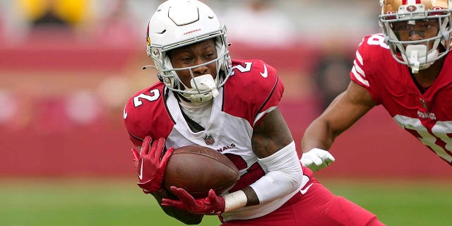 Marquise Brown des Cardinals de l'Arizona attrape une passe devant Deommodore Lenoir des 49ers de San Francisco au cours du premier quart d'un match au Levi's Stadium le 8 janvier 2023 à Santa Clara, en Californie. 