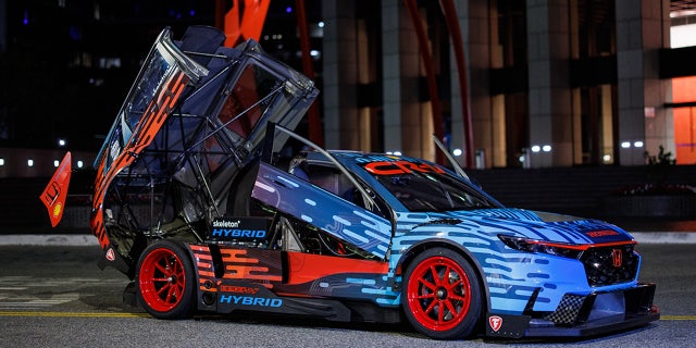Its body incorporates body parts from the production CR-V with custom components.
