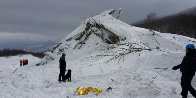 25 out of 30 defendants were acquitted in a trial over an avalanche that buried an Italian hotel.