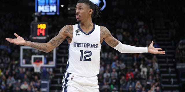 Ja Morant #12 de los Memphis Grizzlies reacciona durante el partido contra los Indiana Pacers en el FedExForum el 29 de enero de 2023 en Memphis, Tennessee. 