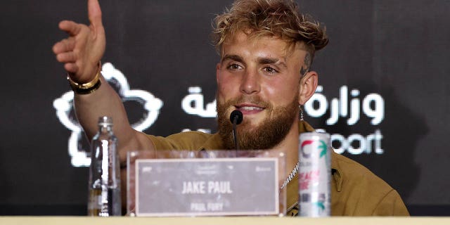 Jake Paul reacciona durante una conferencia de prensa previa al partido el 23 de febrero de 2023 en Riyadh, Arabia Saudita.